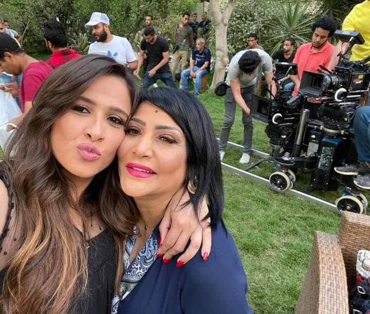 استبعدت من مسرحيتها وتتجاهل الحديث معها... ياسمين عبدالعزيز تحسم جدل خلافها مع بدرية طلبة